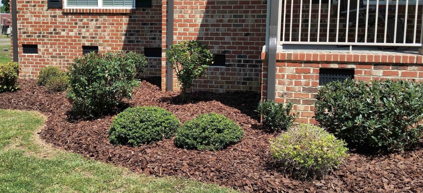 We provide competitively-priced
mulch and pine straw installation